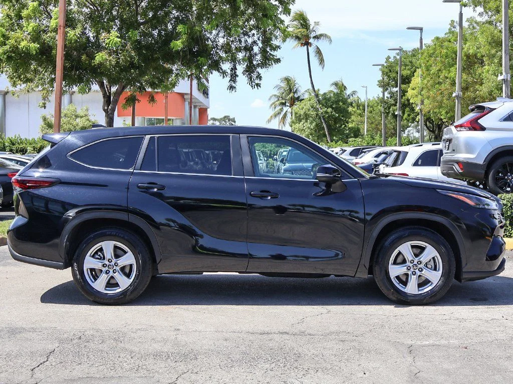 2024 Toyota Highlander LE - Photo 16