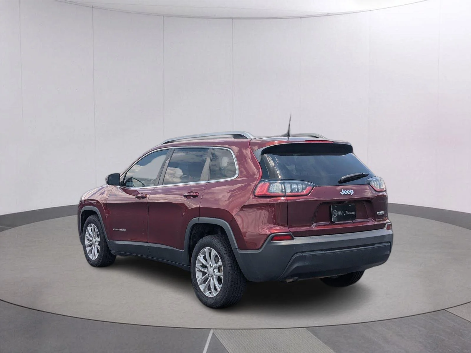 Used 2019 Velvet Red Pearlcoat Jeep Latitude image 3