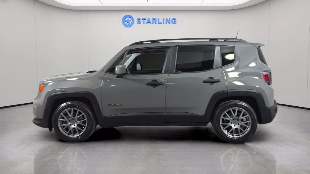 Used 2021  Jeep Latitude image 3
