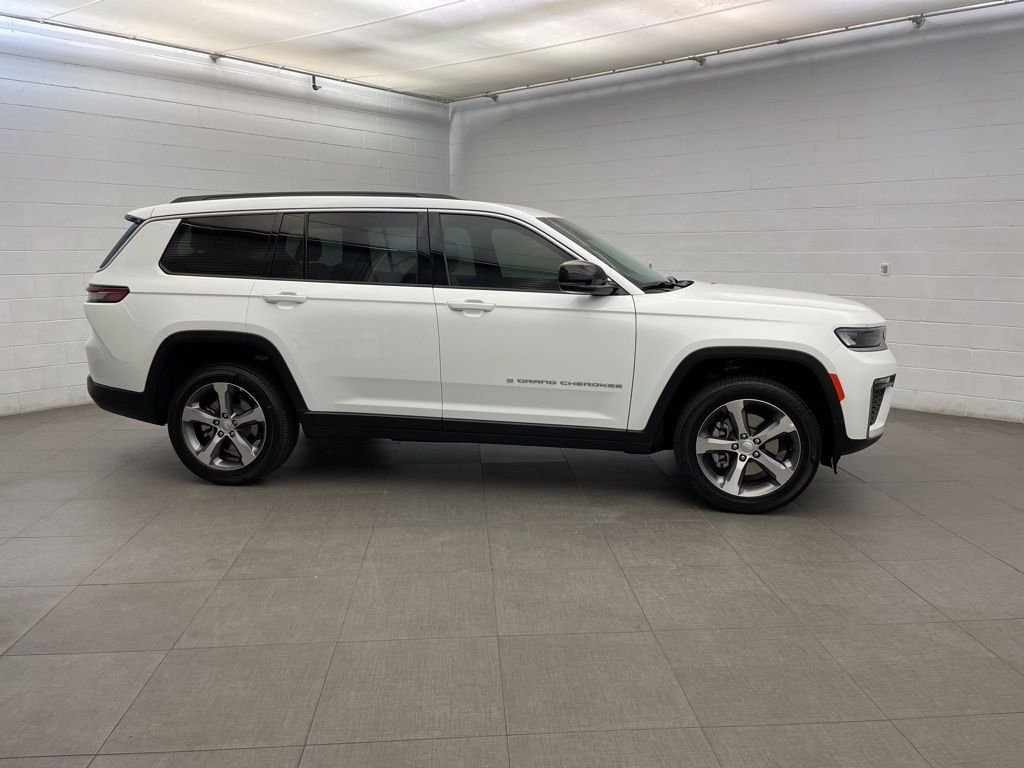 New 2026 Bright White Clear-Coat Exterior Paint Jeep Limited image 2