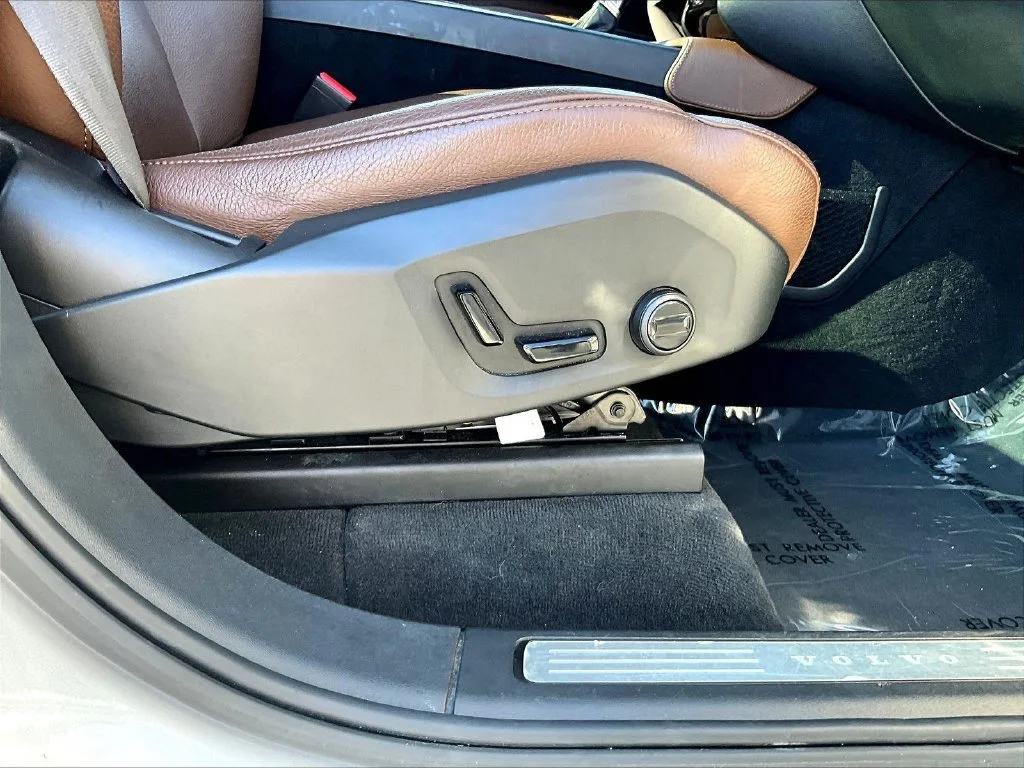 Used 2019 Silver Volvo T6 Momentum image 38