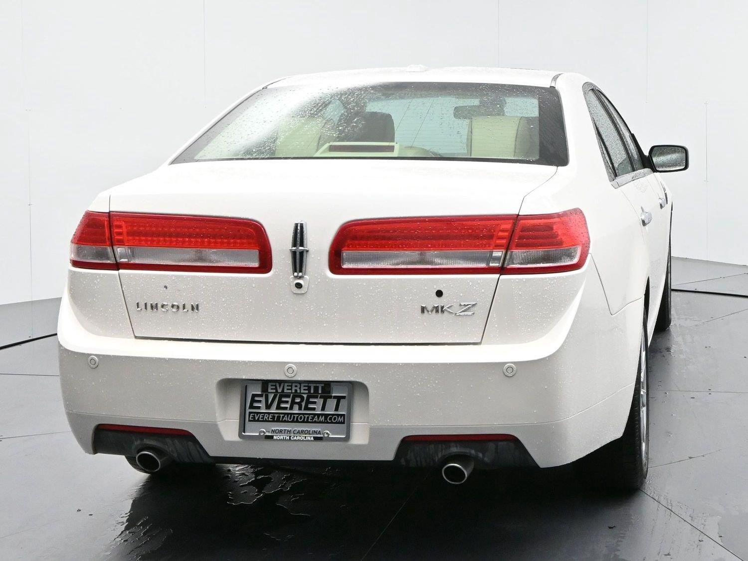 Used 2012 White Platinum Metallic Tricoat Lincoln 4dr Sdn FWD image 6