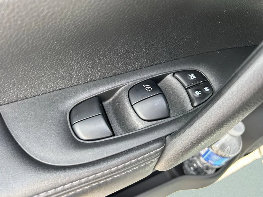 Used 2021 White Nissan SL image 22