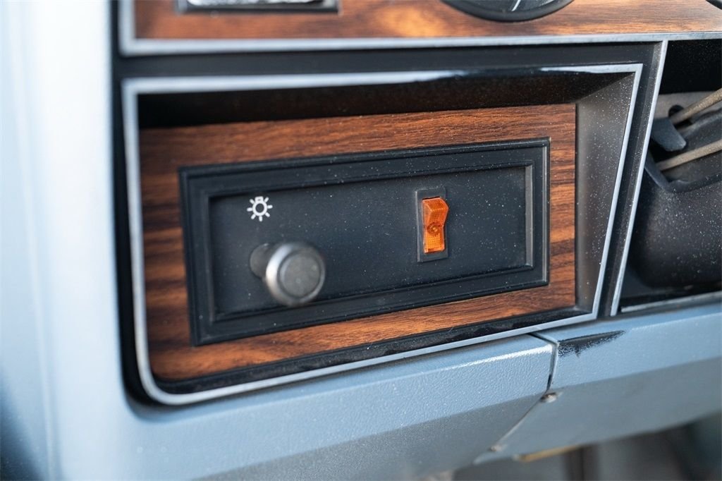 Used 1988  Dodge 100 image 24