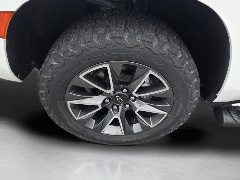 Used 2022 Summit White CHEVROLET 4WD 4DR Z71 image 9