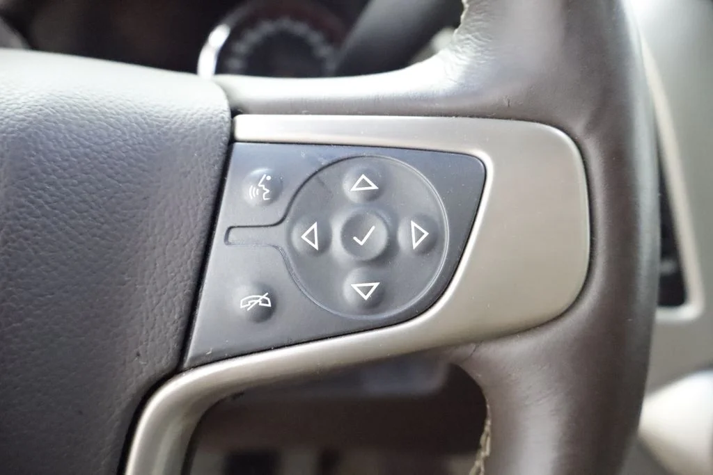 Used 2016 Silver GMC Denali image 31