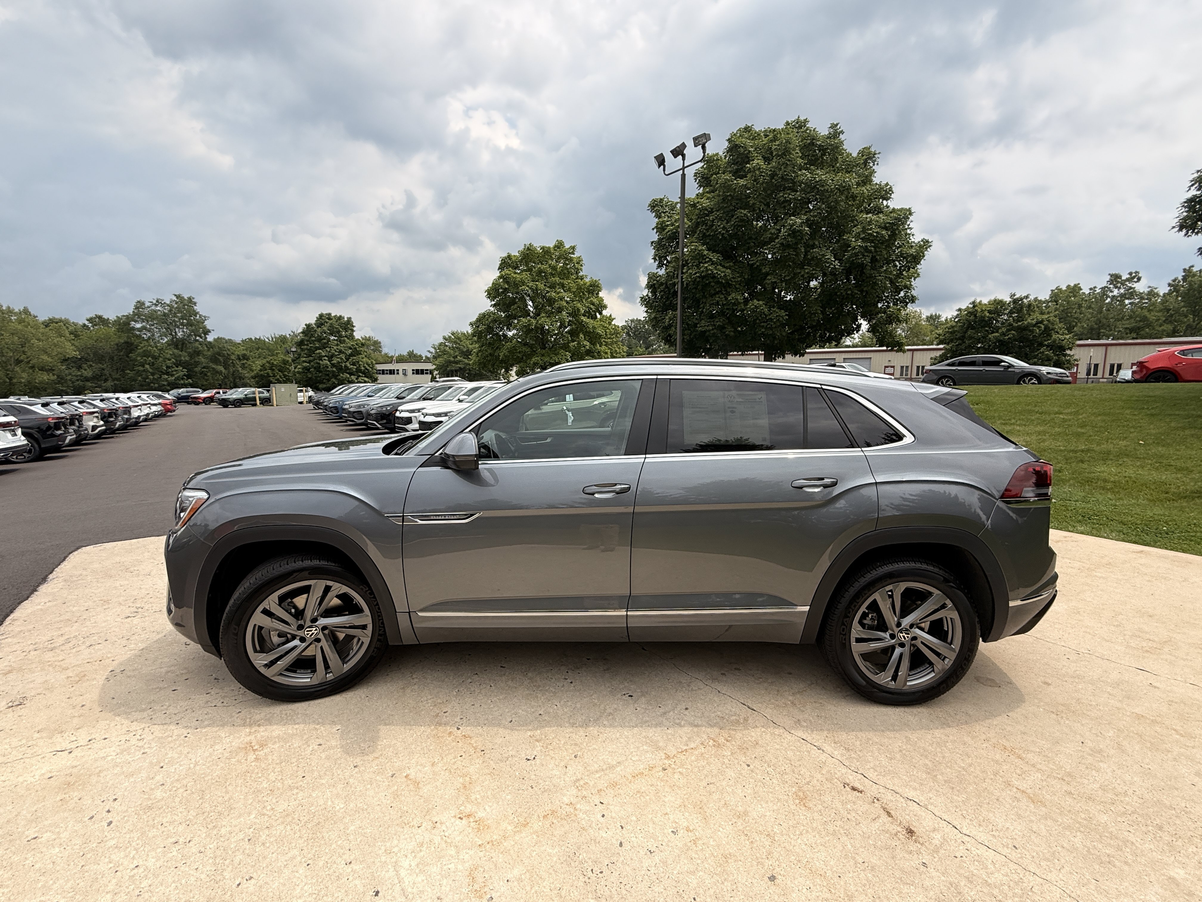 Used 2024  Volkswagen 2.0T SEL R-Line image 11