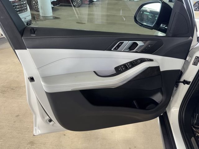 Used 2023 White Metallic BMW sDrive40i image 15