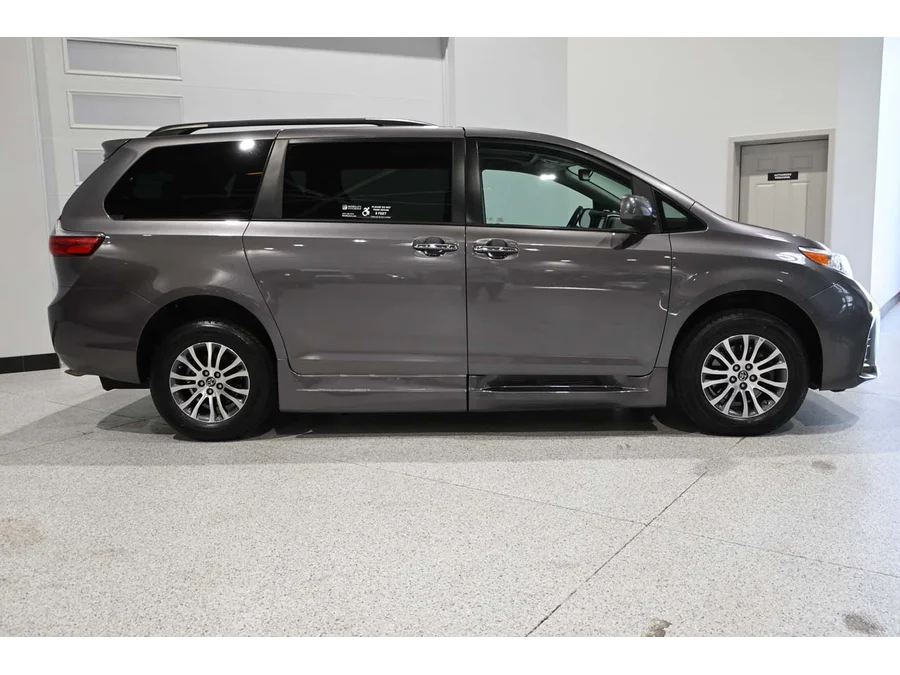 Used 2020 GRAY Toyota XLE Mobility Handicap Van image 5