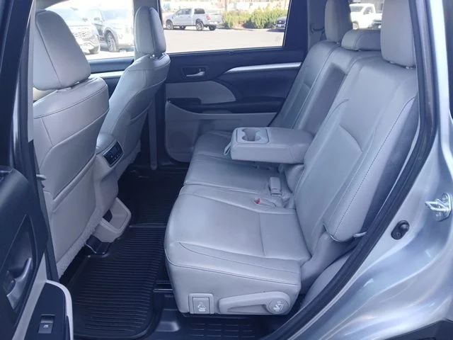 Used 2015 Silver Toyota XLE V6 image 12