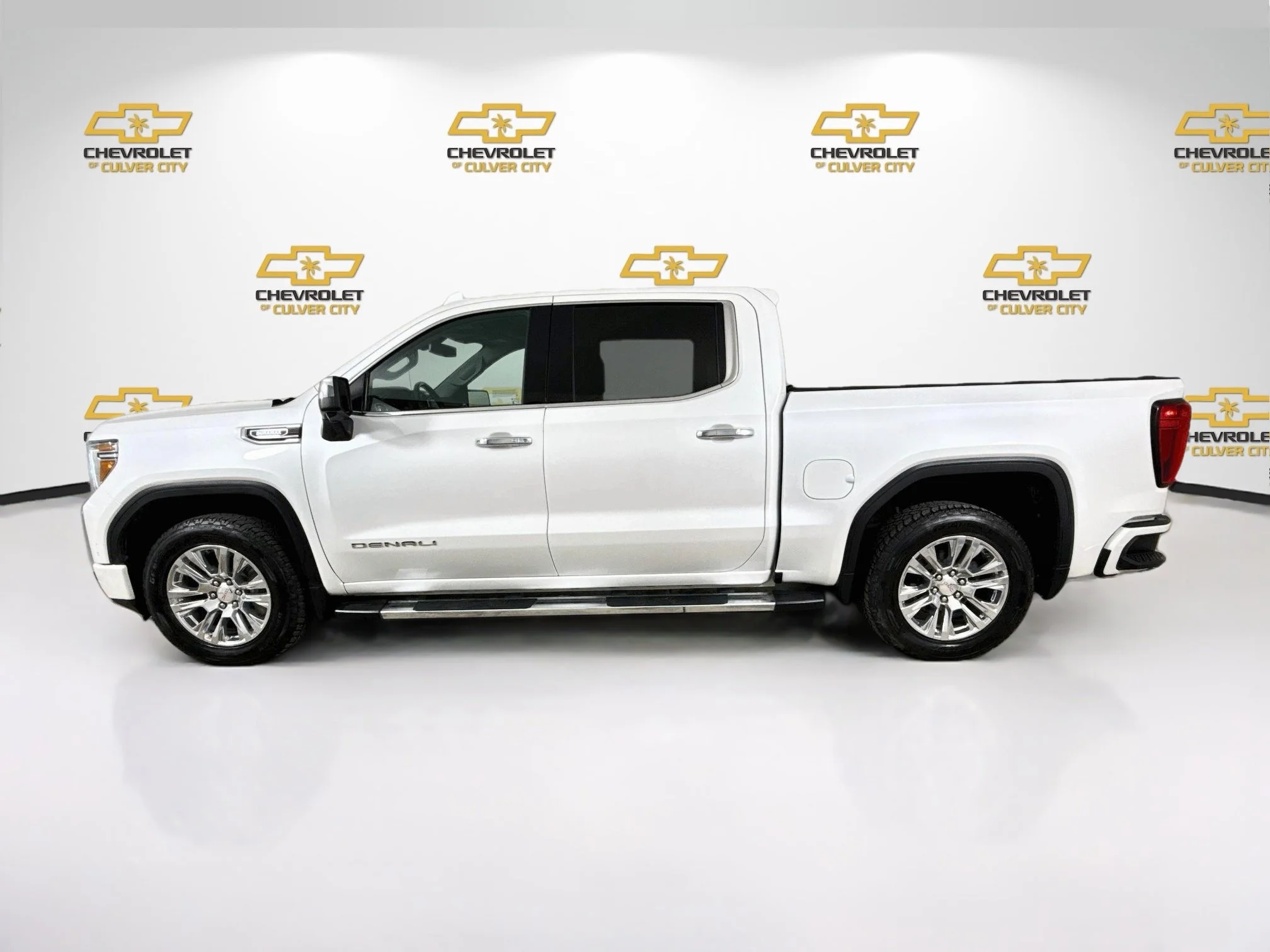 Used 2021 WHITE FROST TRICOAT GMC Denali image 5