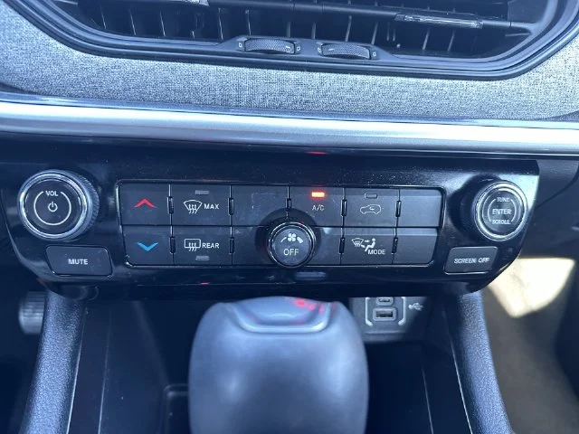 Used 2024 Gray Jeep Latitude Lux image 19