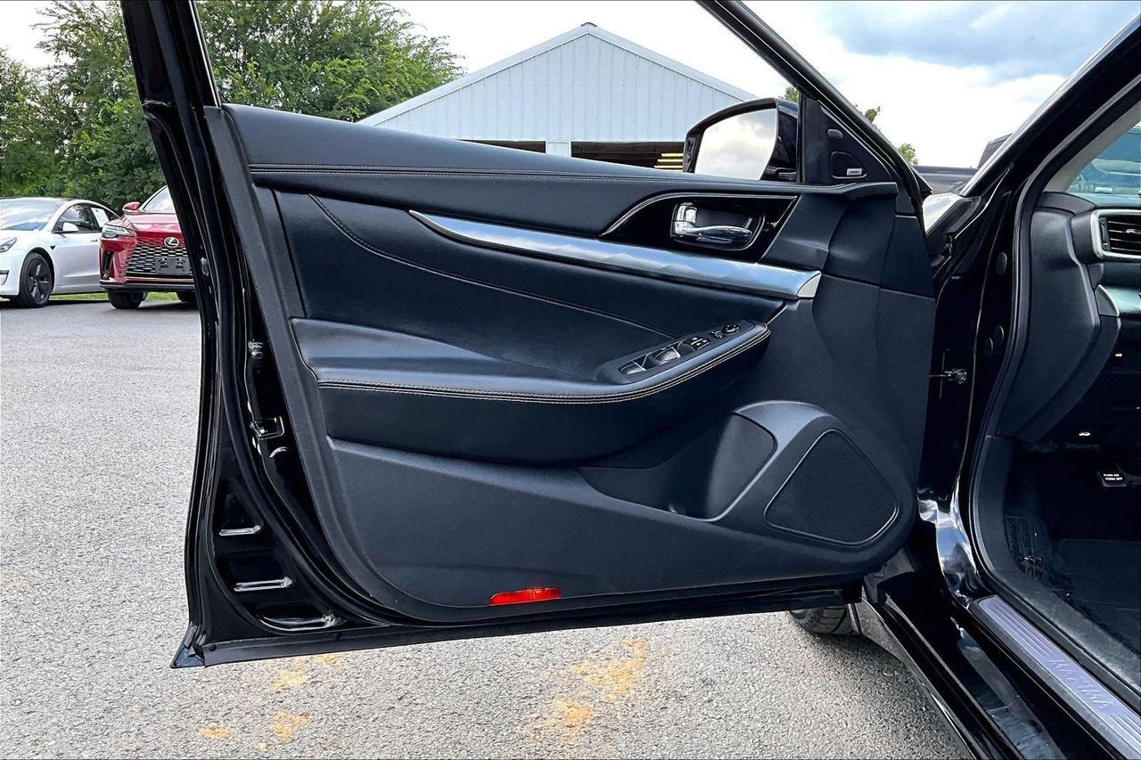 Used 2023 Super Black Nissan SL image 22