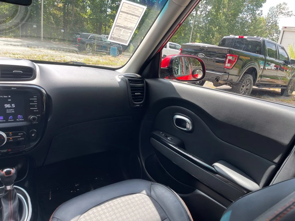 Used 2018 Red Kia Exclaim image 11