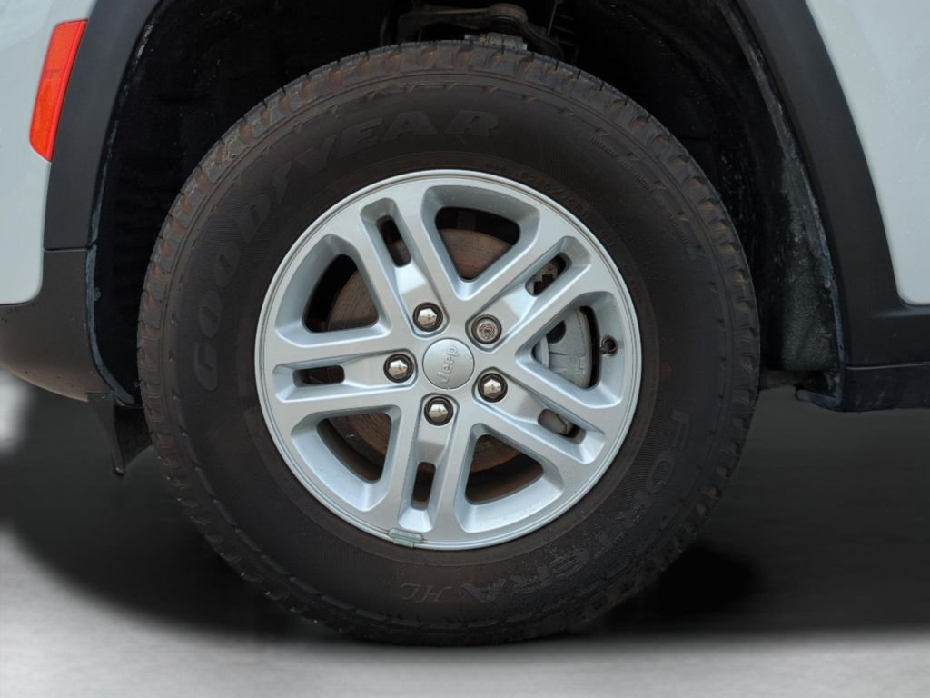 Used 2025 White Jeep Laredo image 26