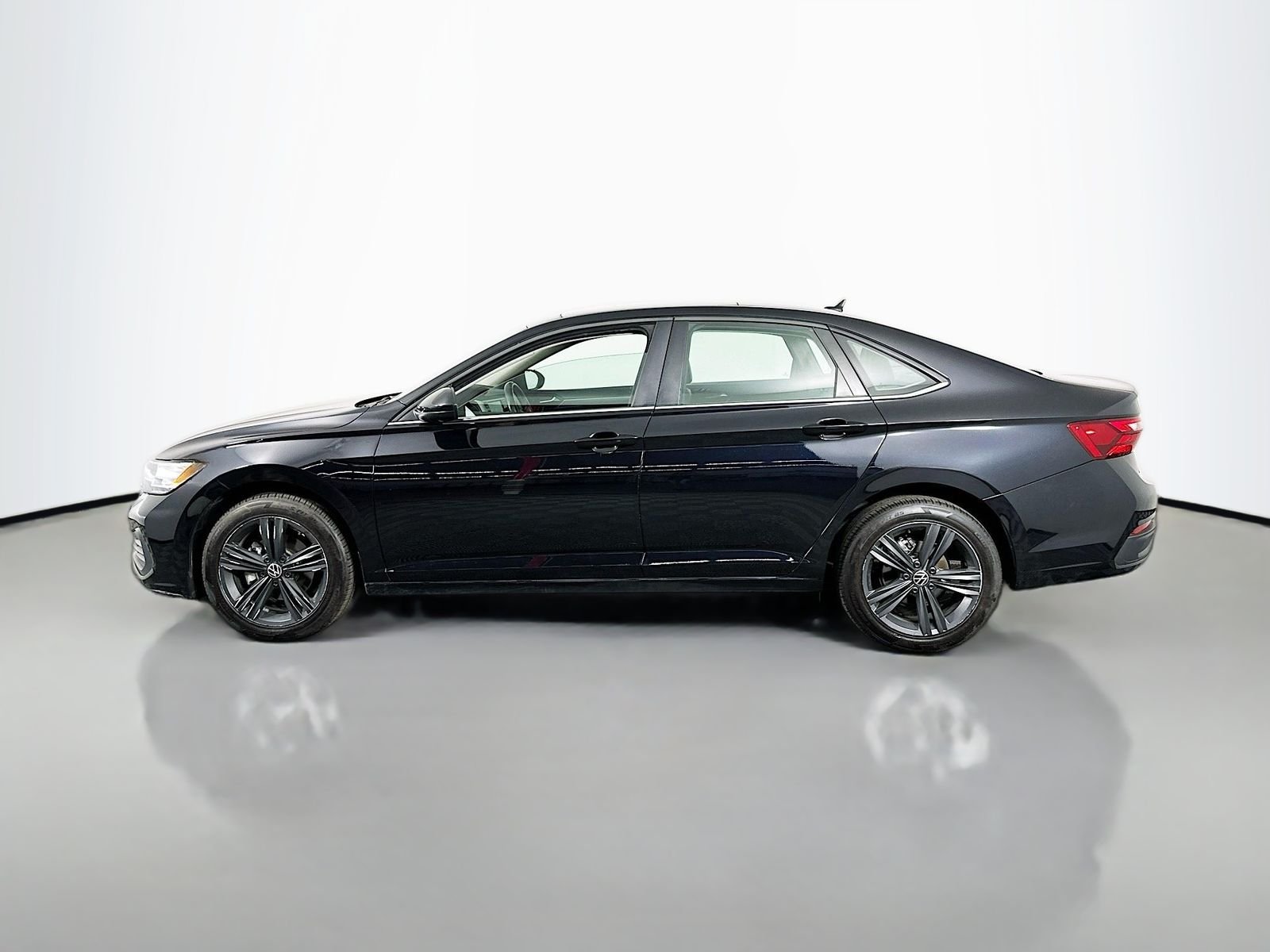 Used 2024 Black Volkswagen 1.5T SE image 4