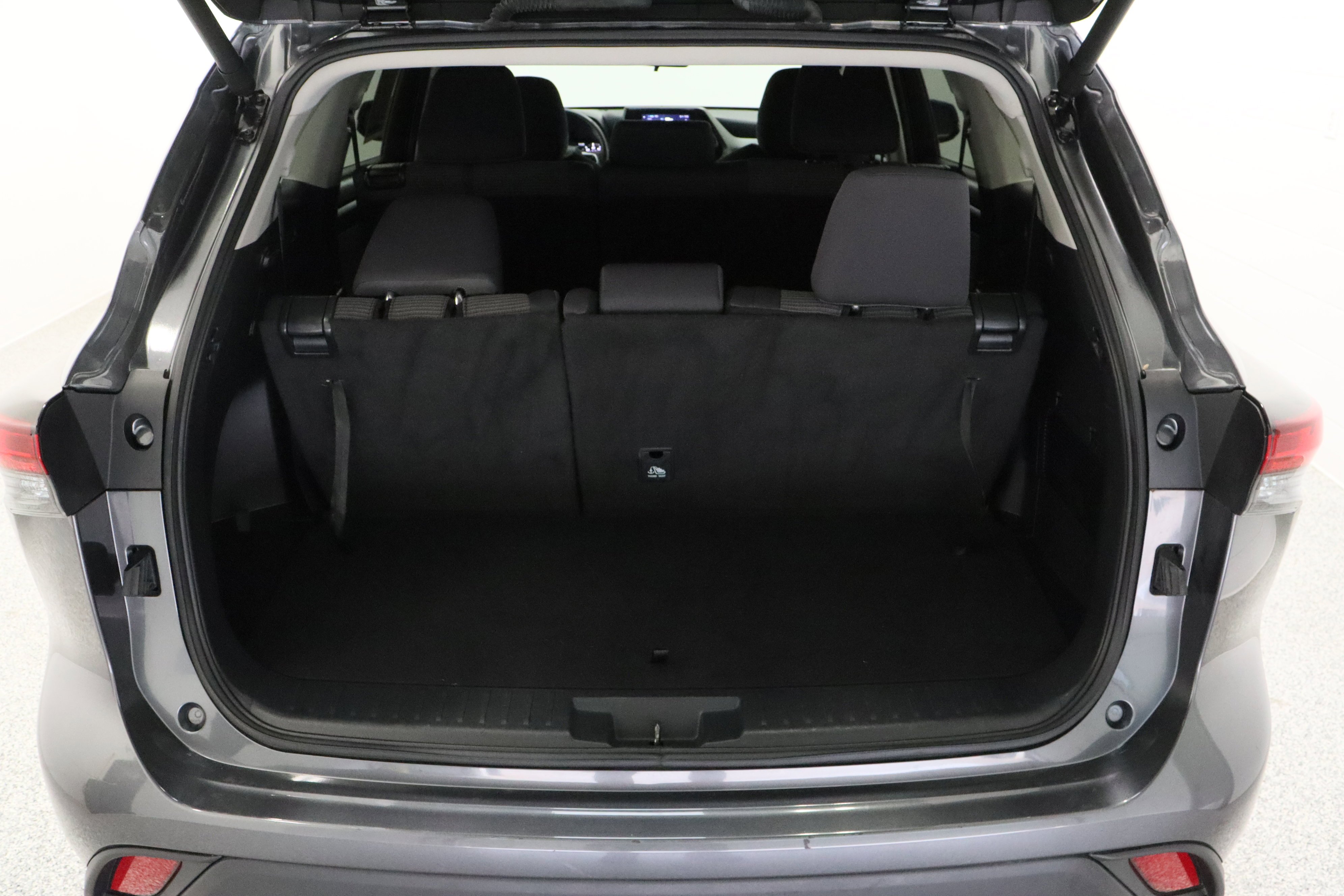 2025 Toyota Highlander LE - Photo 33