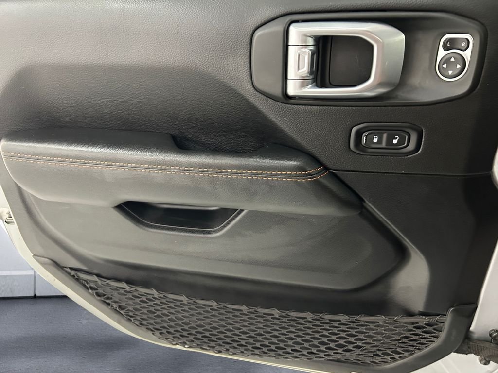 Used 2022 Silver Jeep Mojave image 12