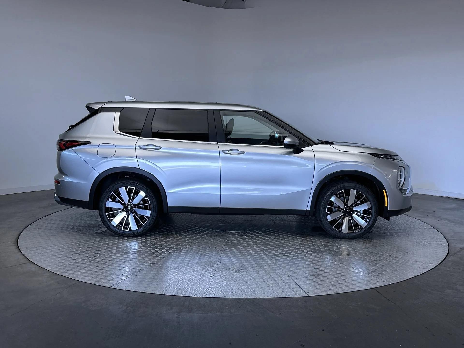 New 2026 Alloy Silver Metallic Mitsubishi SE image 10