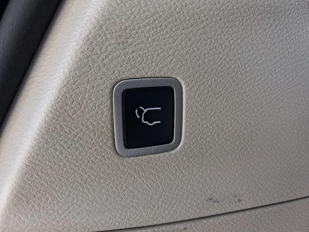 Used 2023 White Chrysler Touring L image 9