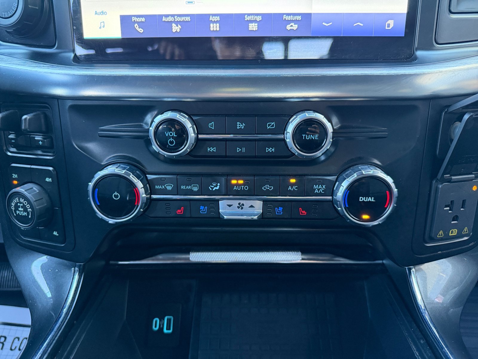 Used 2022 Light Blue Clearcoat Metallic Ford LARIAT image 22