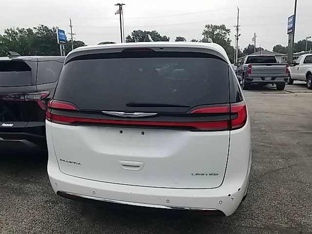Used 2023 White Chrysler Limited image 19