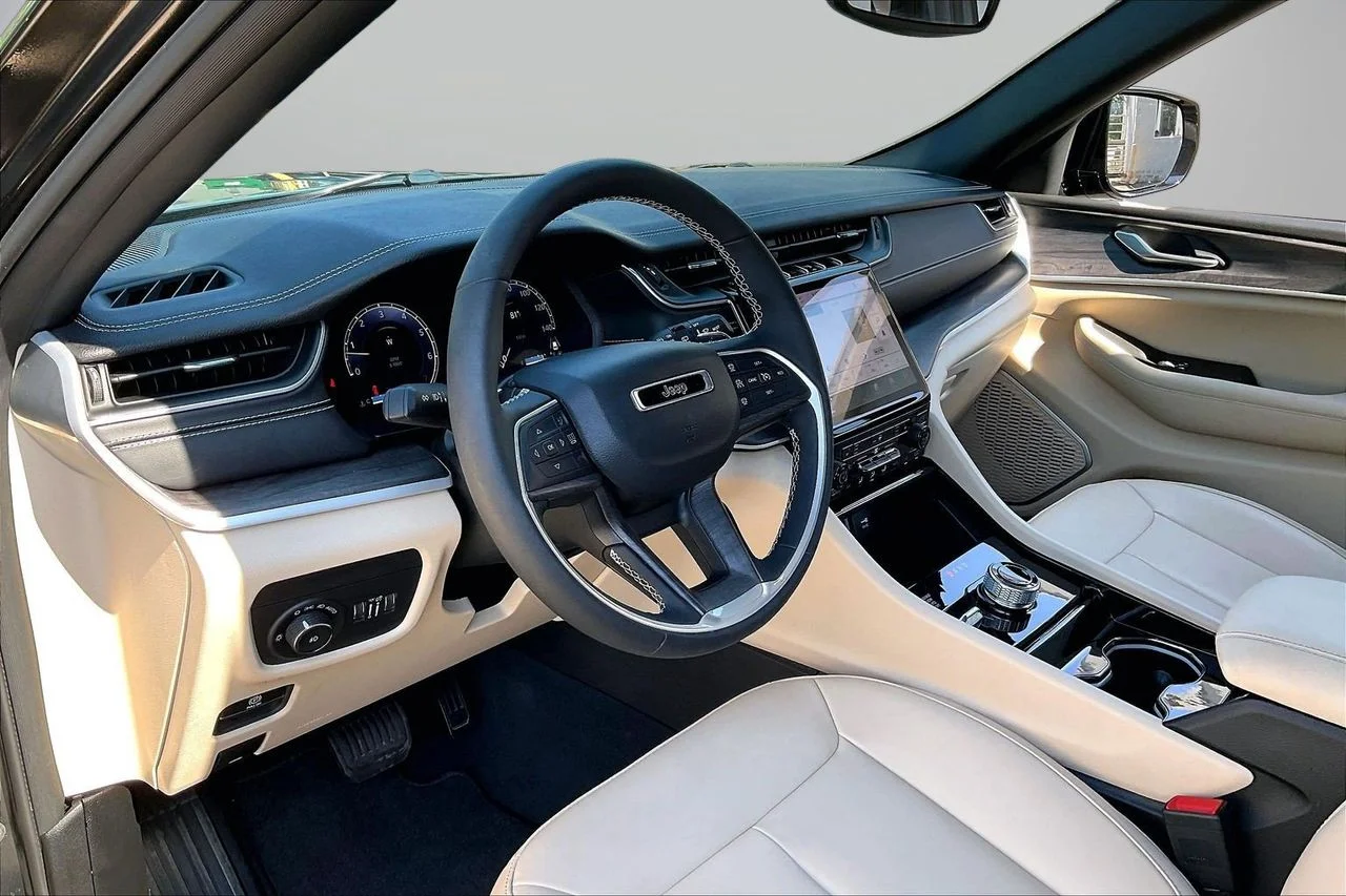 Certified Used 2023  Jeep Limited image 21