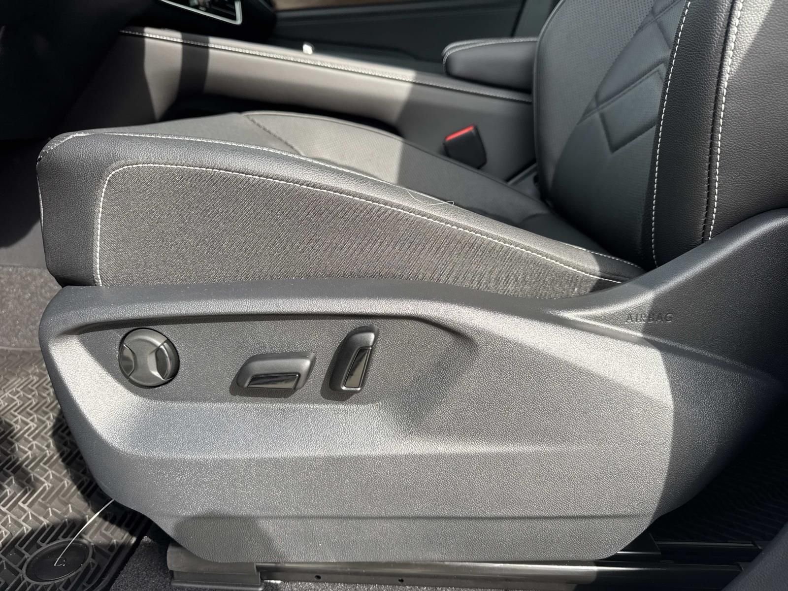 New 2026 White Volkswagen 2.0T SE w/Technology image 11