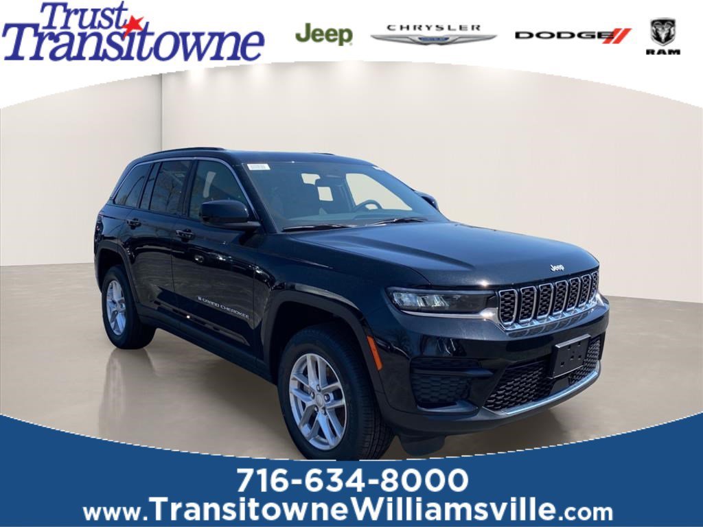 New 2026 Diamond Black Crystal Pearl-Coat Exterior Paint Jeep Laredo X image 1