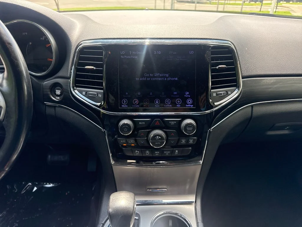 Used 2020 Diamond Black Jeep Limited image 18