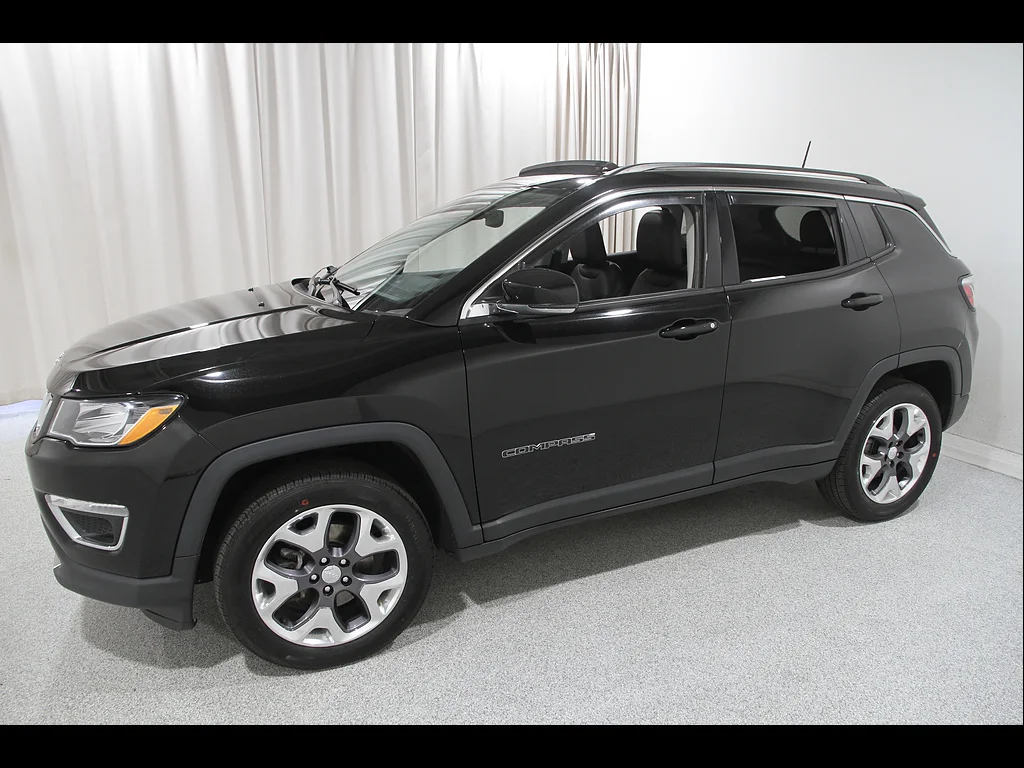 Used 2020 Diamond Black Crystal Pearl Coat Jeep Limited image 3