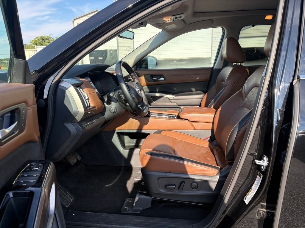 Used 2023 Black Nissan Platinum image 14