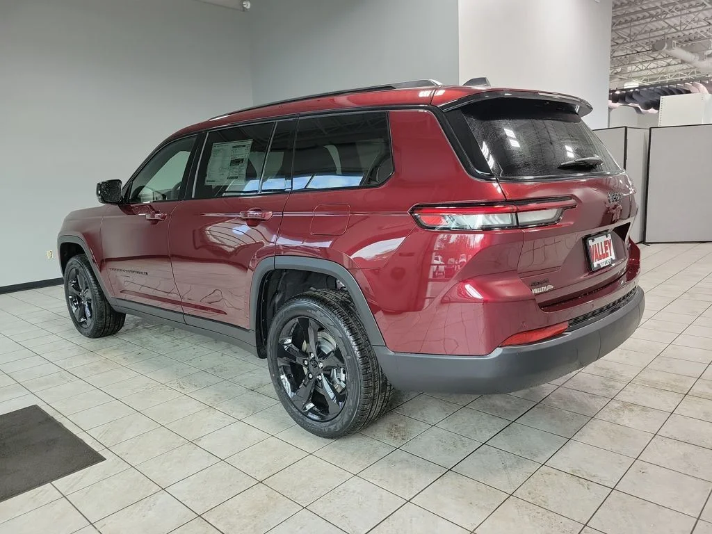 New 2025 Velvet Red Pearl-Coat Exterior Paint Jeep Limited image 5