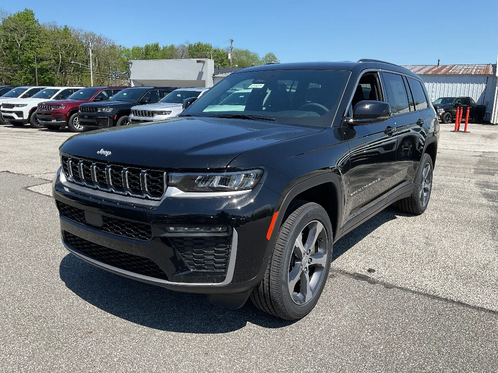 New 2026 Diamond Black Crystal Pearl-Coat Exterior Paint Jeep Limited image 3