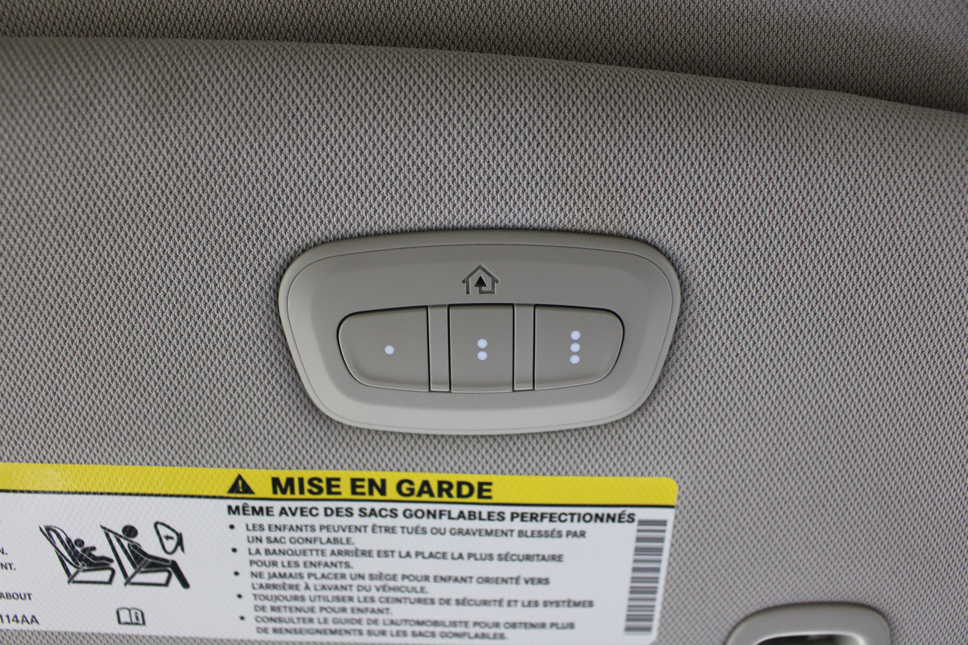Used 2023 Bright White Clearcoat Chrysler Limited image 19