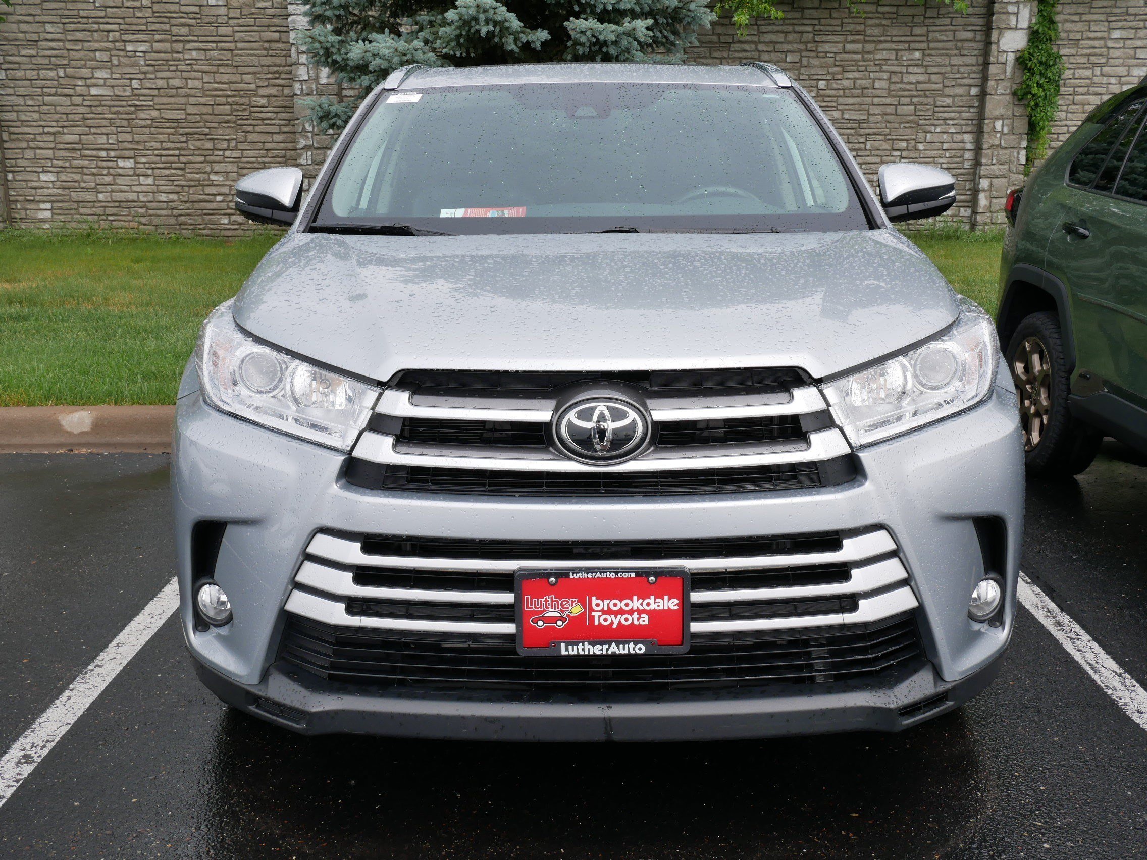 Used 2019 Toyota Highlander XLE with VIN 5TDJZRFH9KS613763 for sale in Brooklyn Center, Minnesota