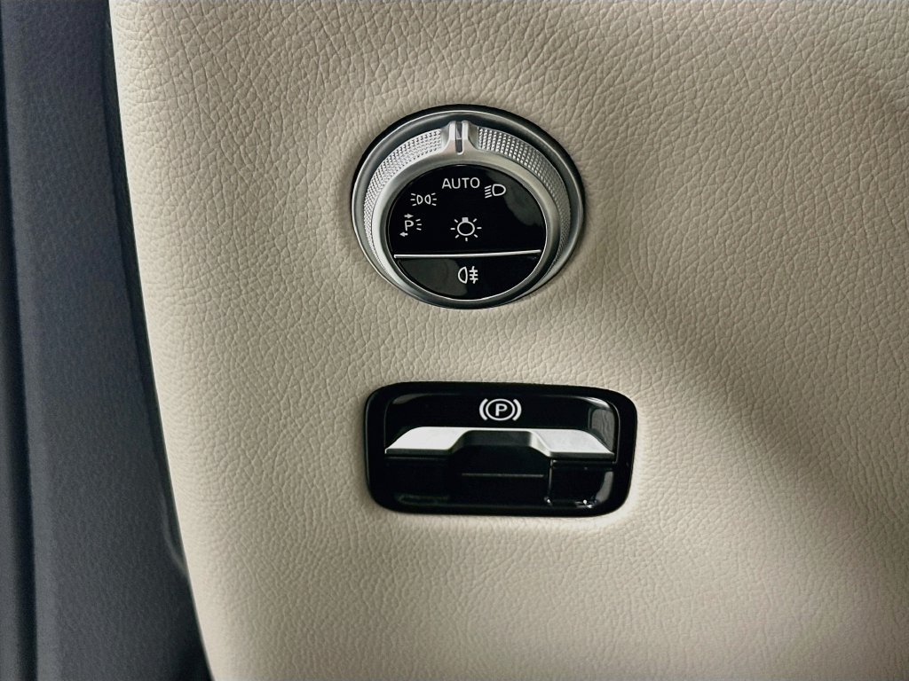 New 2027 Silver Mercedes-Benz GLC 300 image 10
