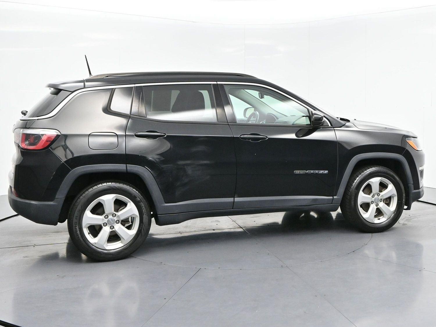 Used 2018 Diamond Black Crystal Pearlcoat Jeep Latitude image 8