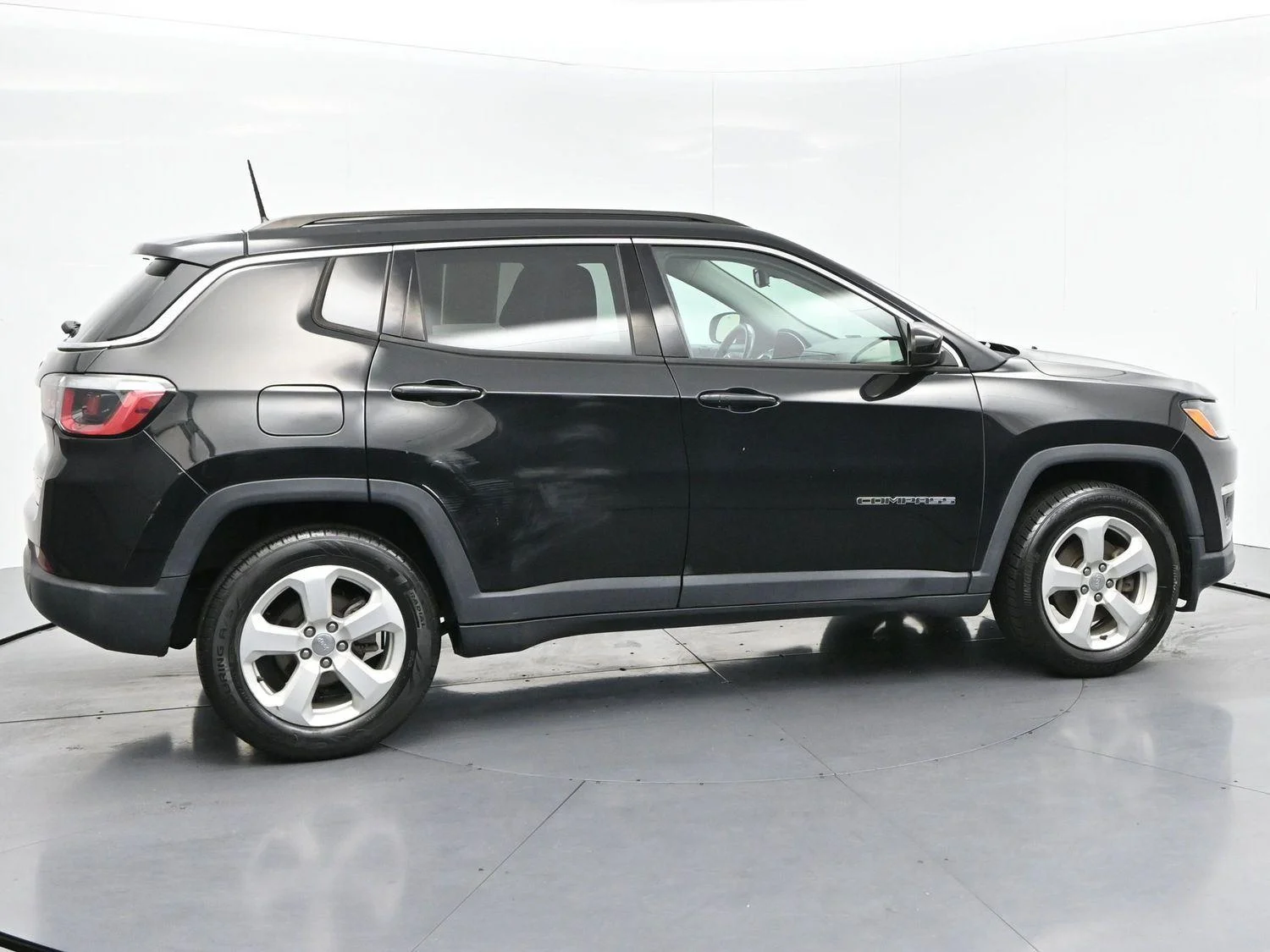 Used 2018 Diamond Black Crystal Pearlcoat Jeep Latitude image 8