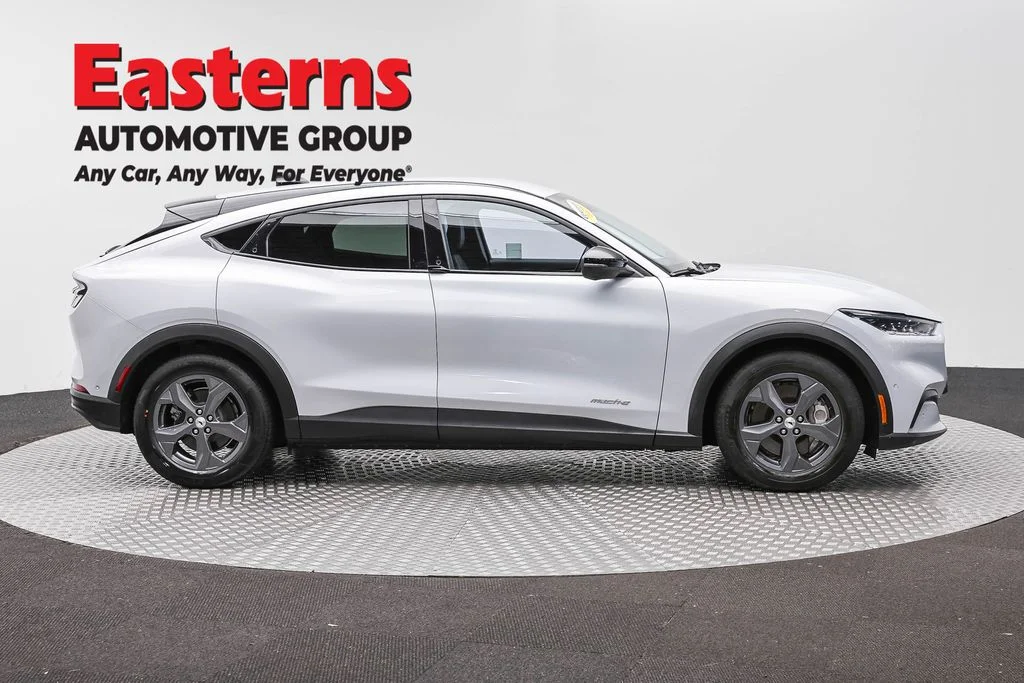 Used 2023 White Ford Select image 3