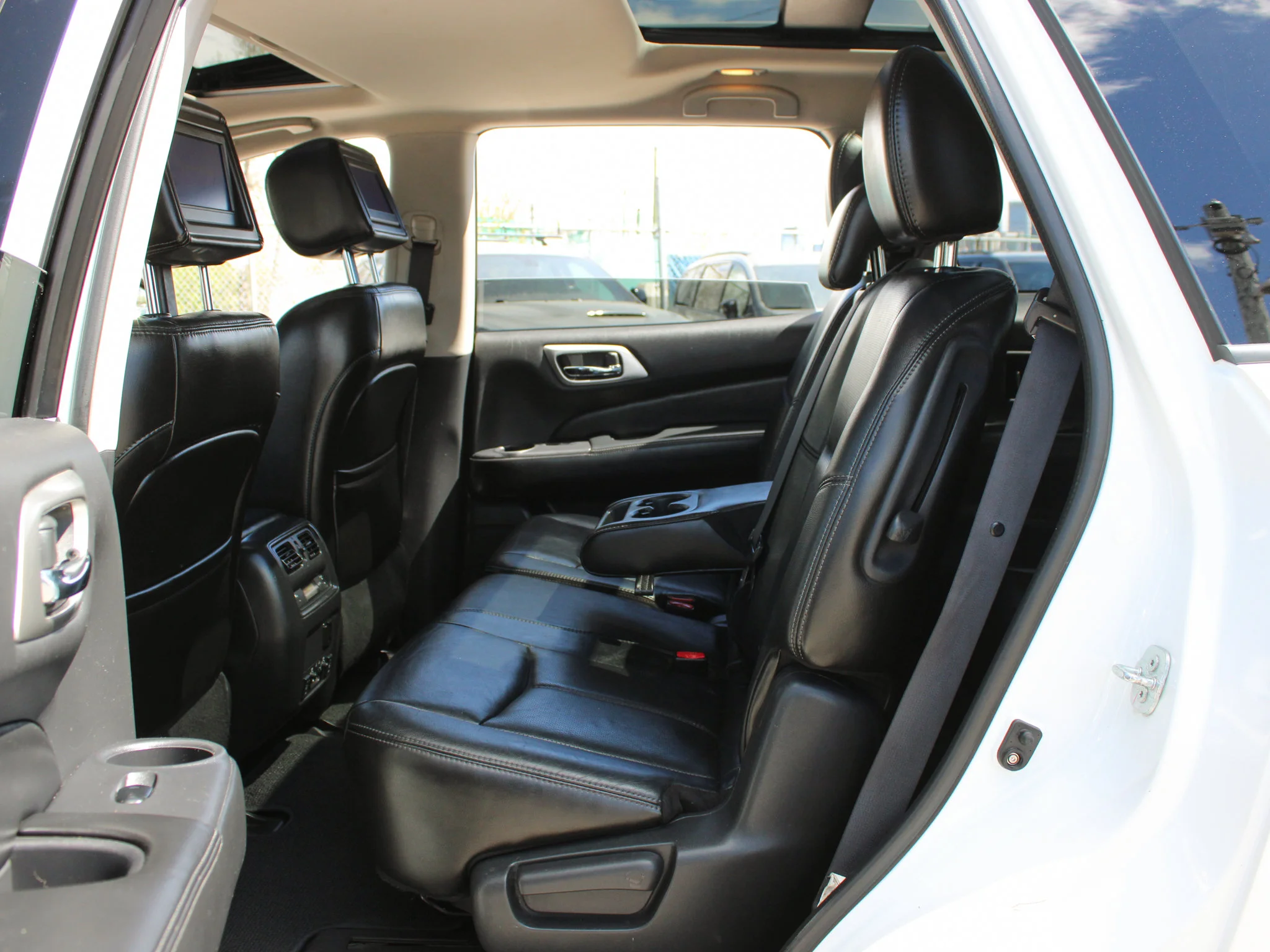 Used 2014 White Nissan Platinum * V6 | Heated/Cooled Seats | Rear DVD | Trailer Tow Package | BOSE | 360 Camera image 13