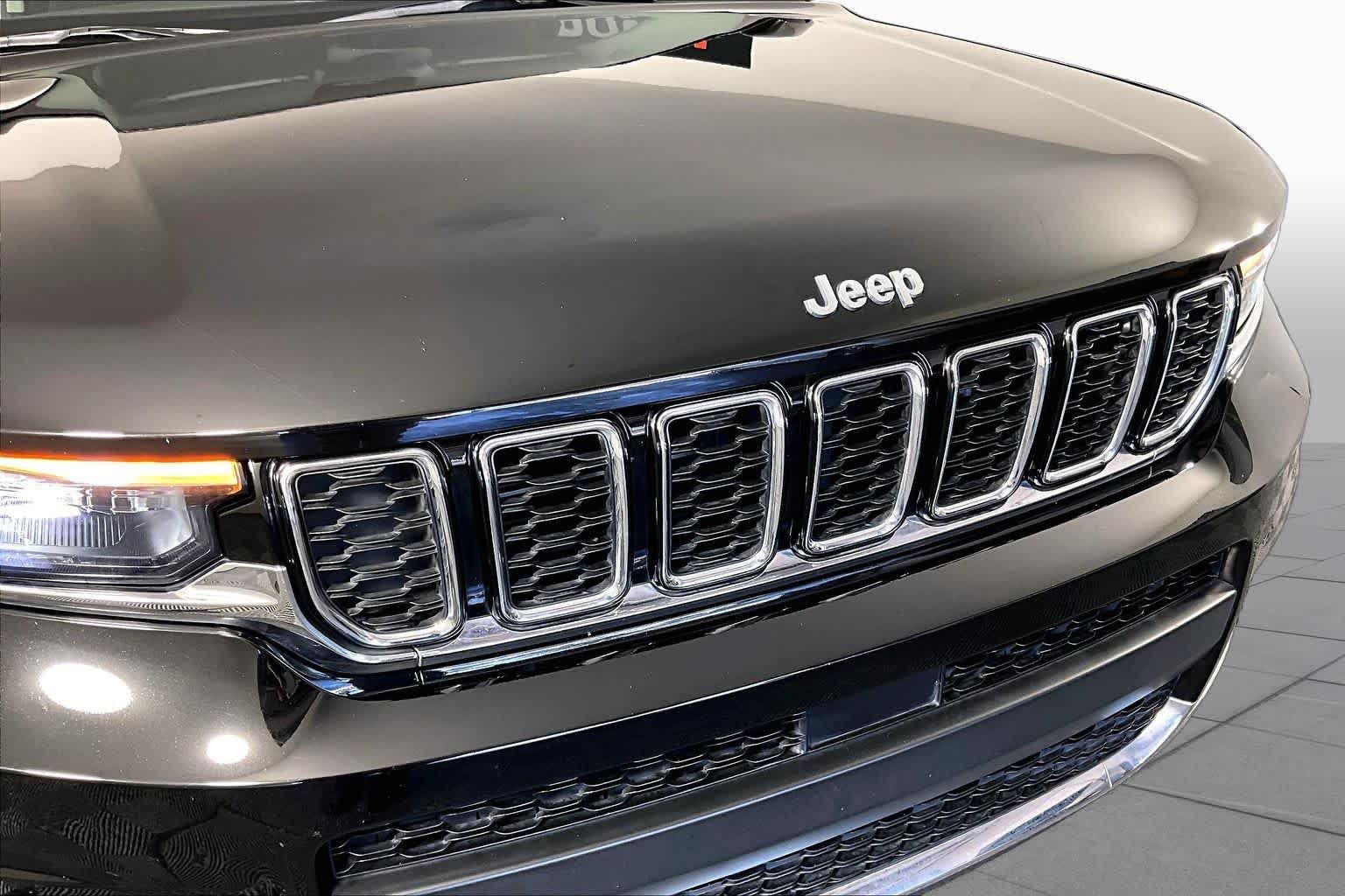 Used 2023 Diamond Black Crystal Pearlcoat Jeep Limited image 28