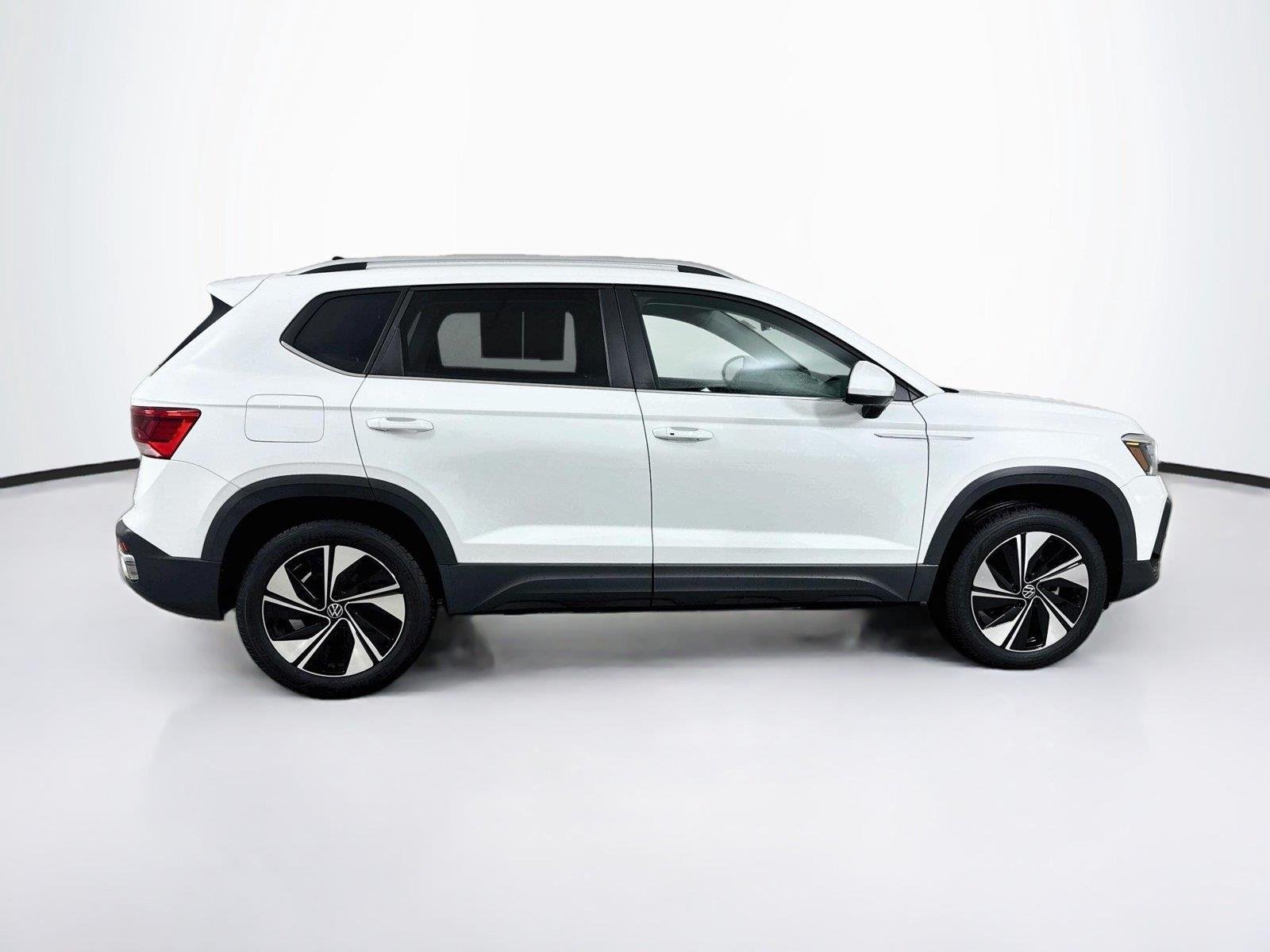 Used 2023 Pure White Volkswagen SE image 8