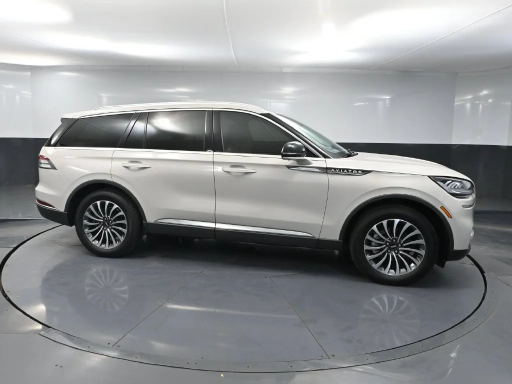 Used 2023 White Lincoln Reserve image 3