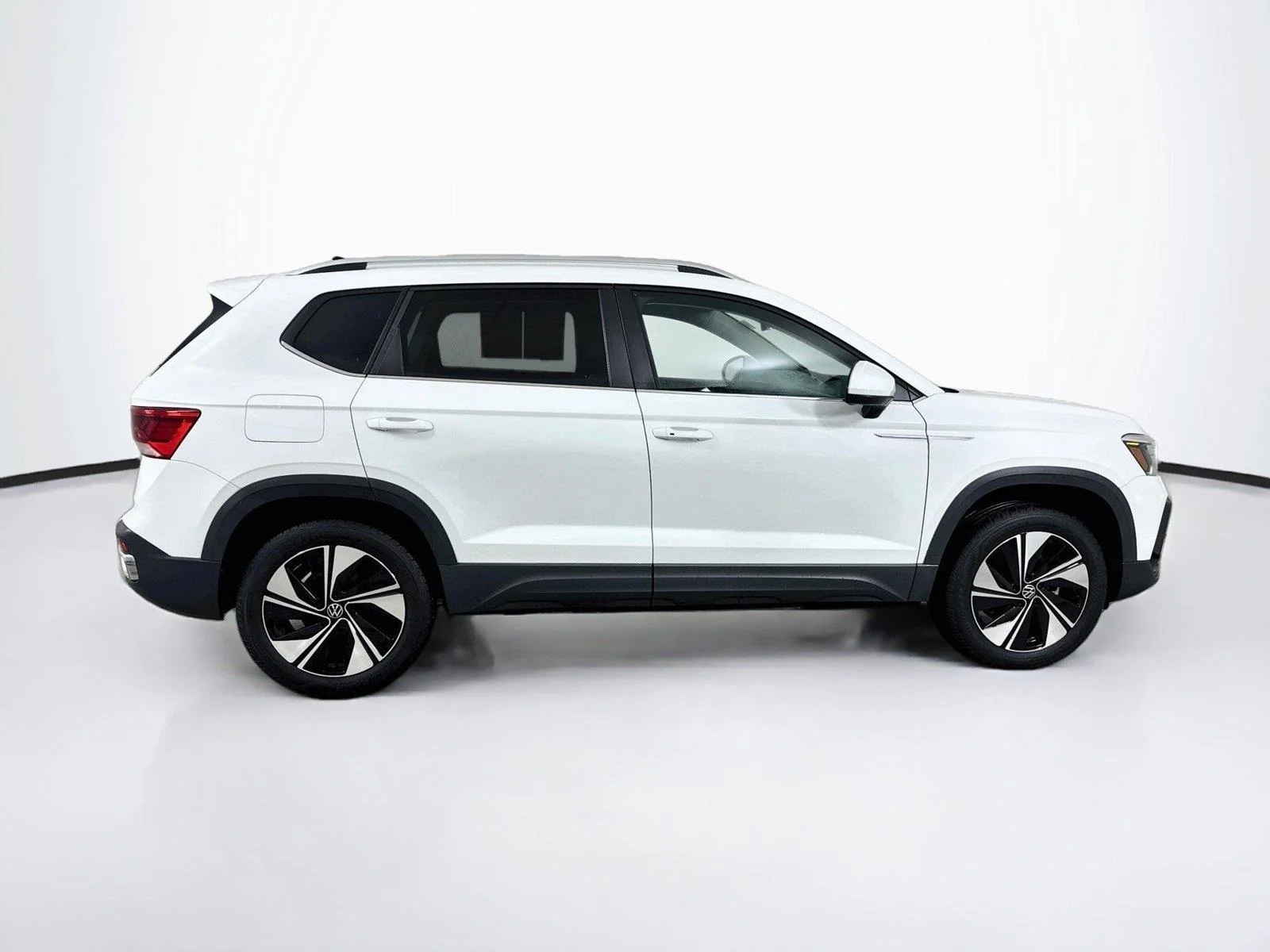 Used 2023 Pure White Volkswagen SE image 8