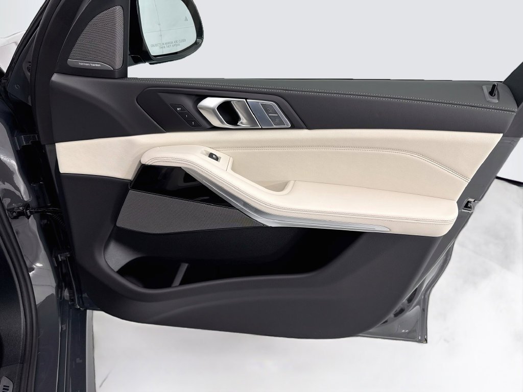New 2027 Gray Metallic BMW xDrive40i image 25