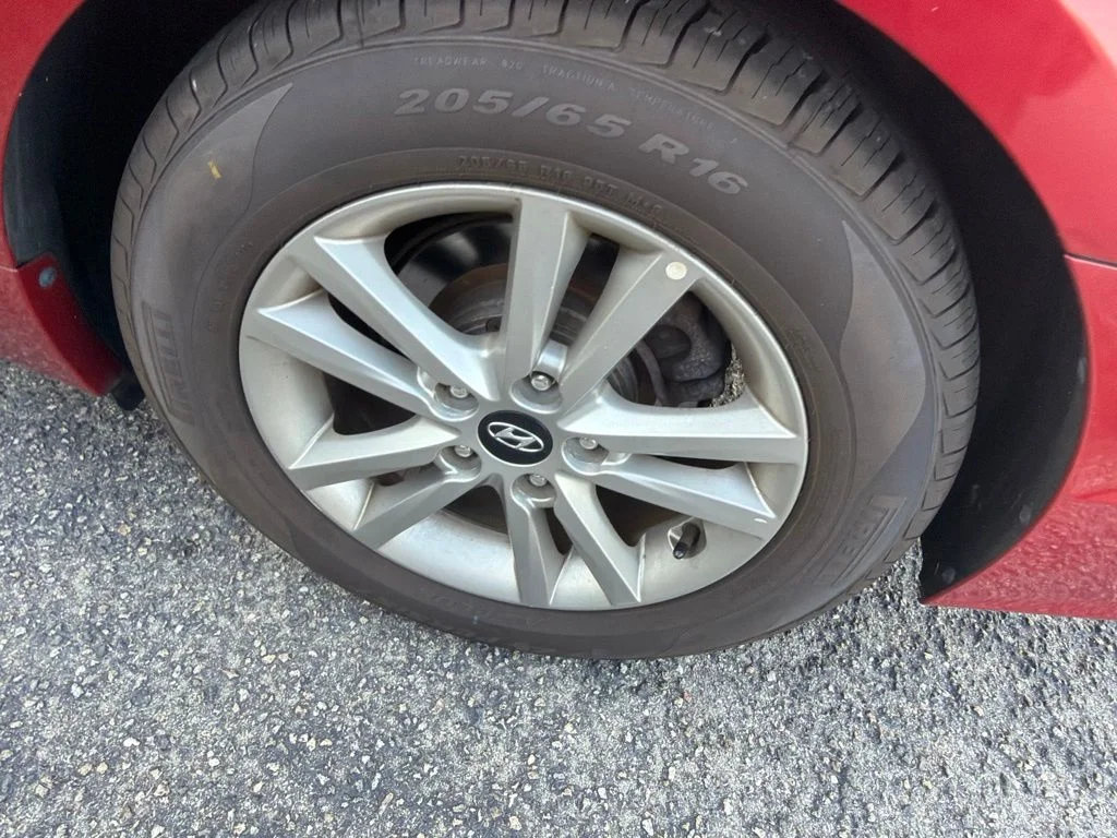Used 2017 Red Hyundai Base image 11
