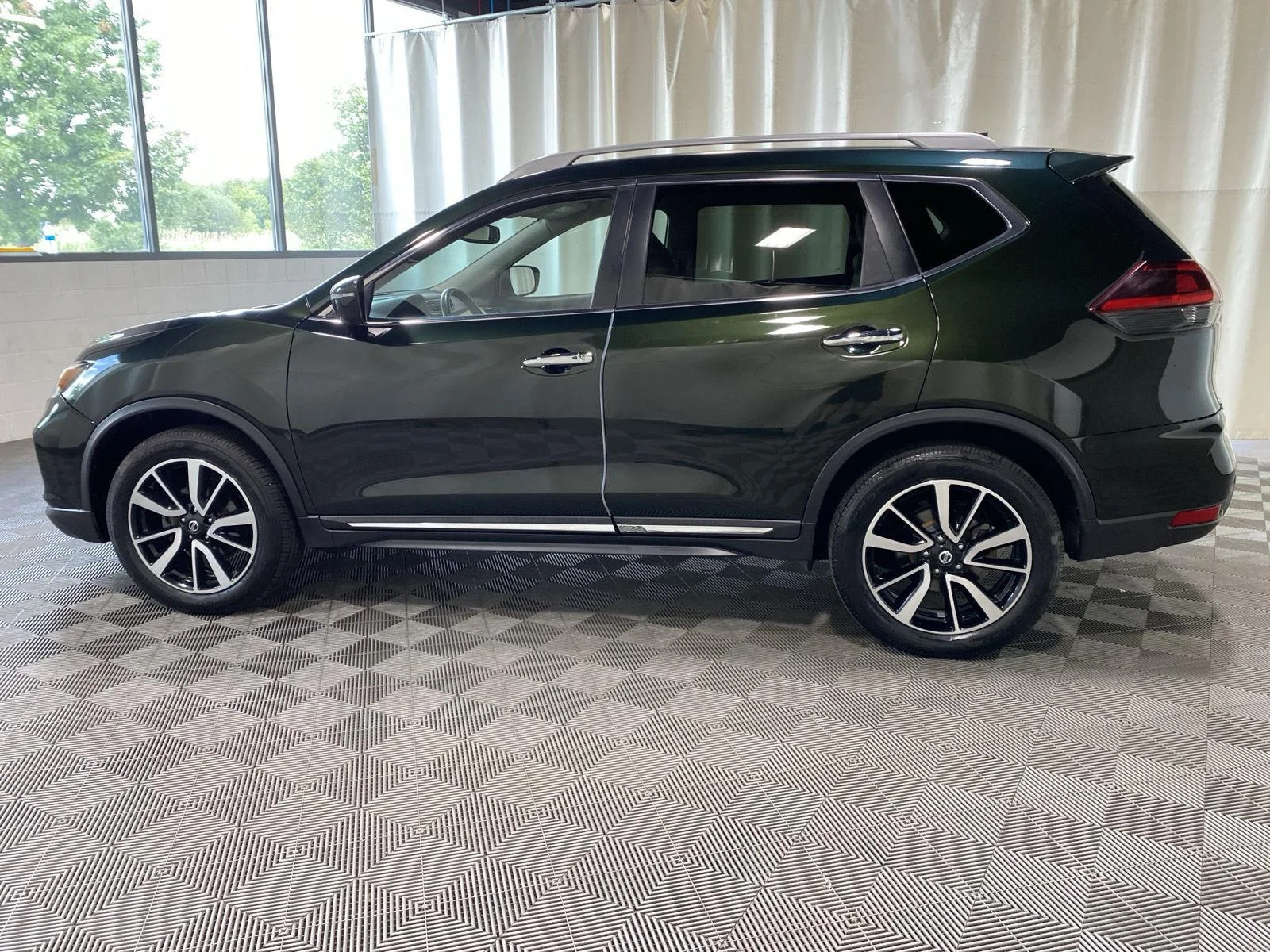 Used 2020 Midnight Pine Metallic Nissan SL image 4