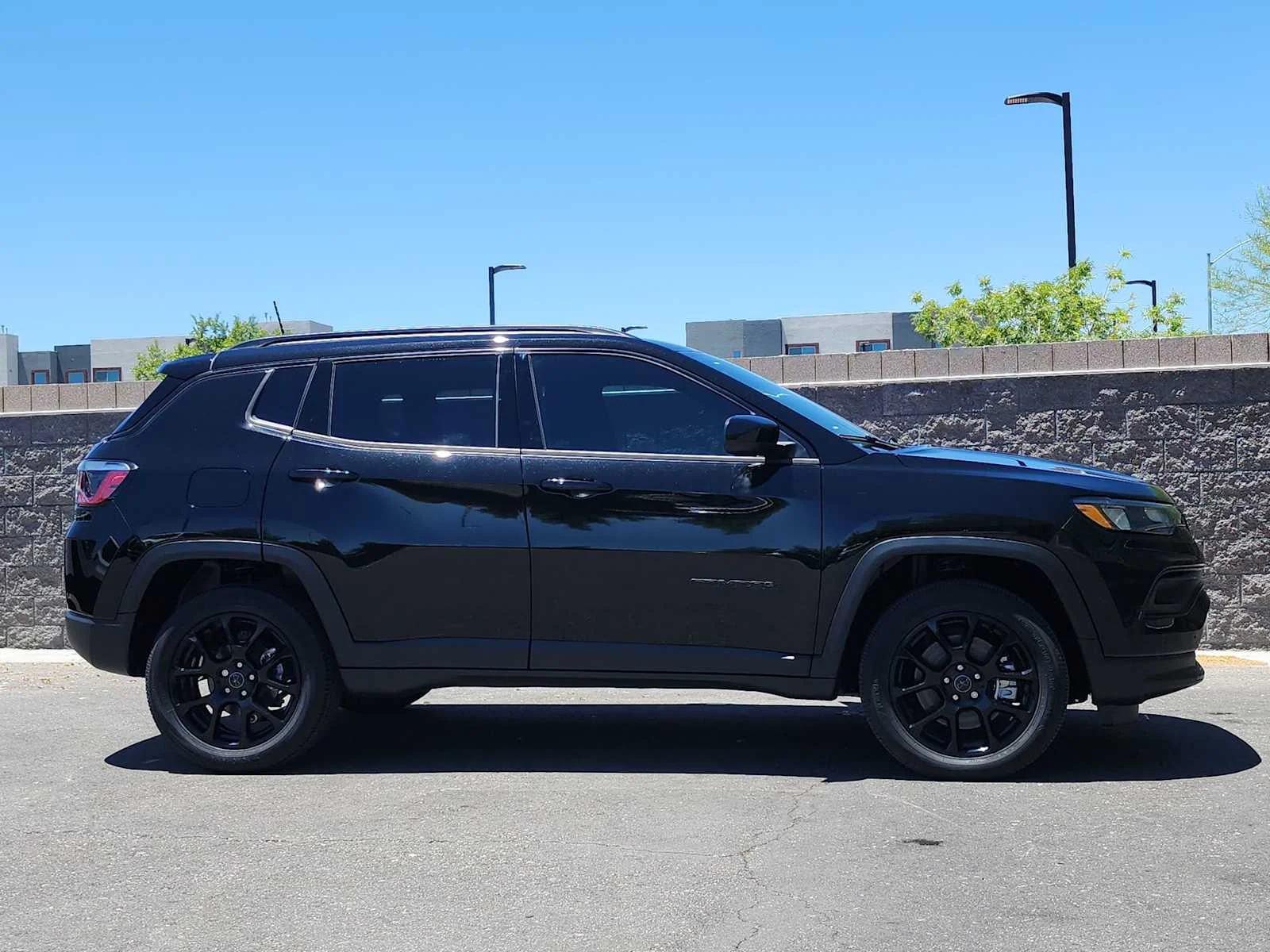 New 2026 Diamond Black Crystal Pearl-Coat Exterior Paint Jeep Latitude image 9