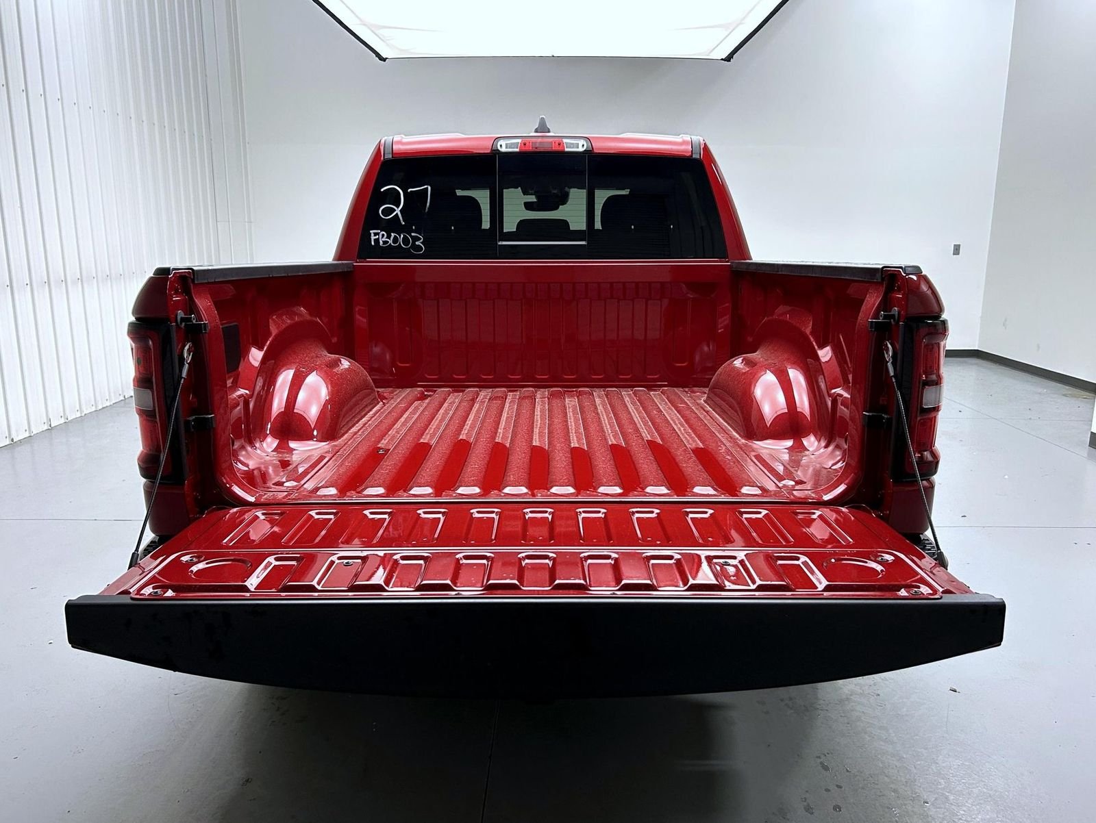 New 2026 Molten Red Pearl-Coat Exterior Paint RAM Big Horn/Lone Star image 9